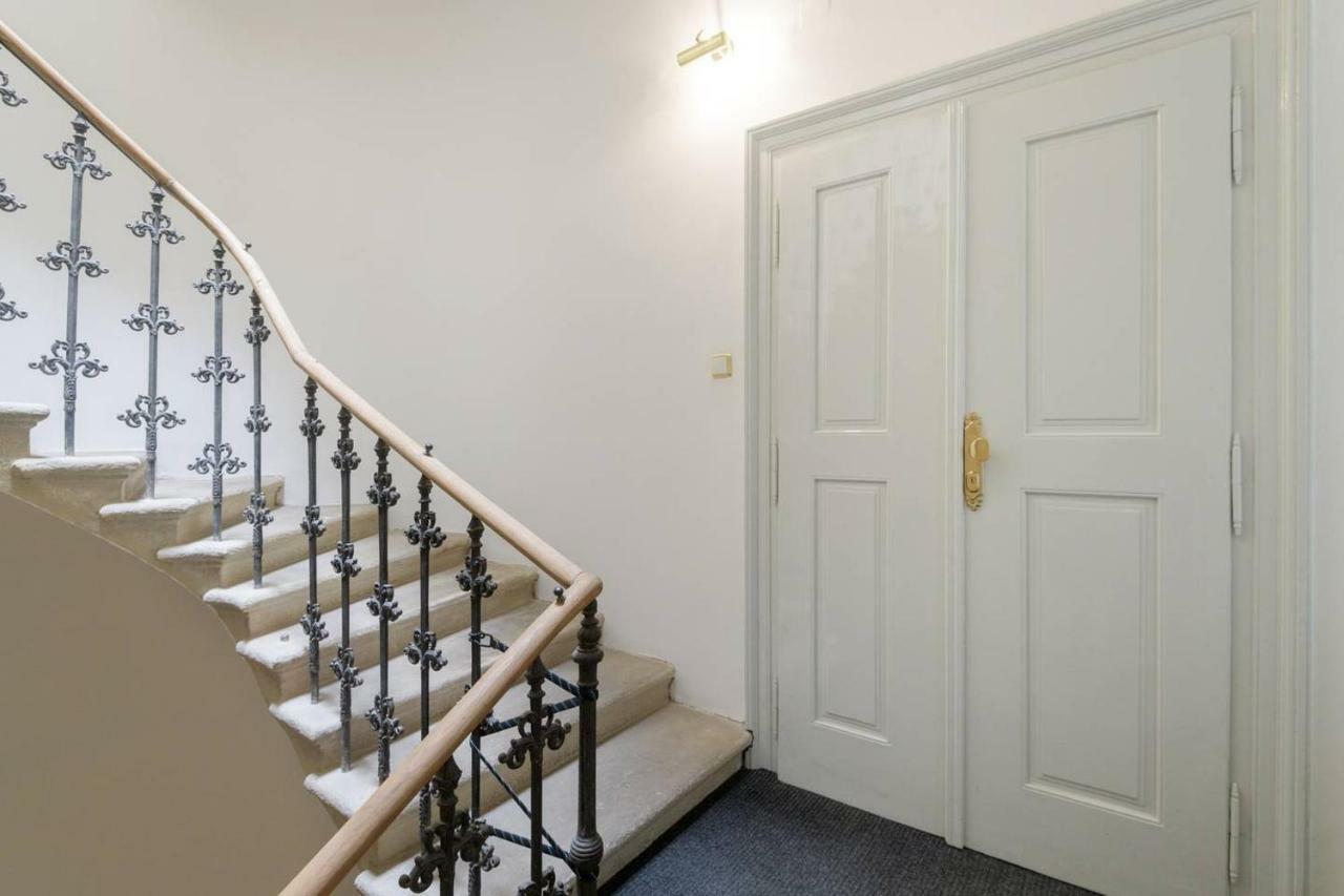 Stylish, Light-filled In The Historic Center Apartment Prague