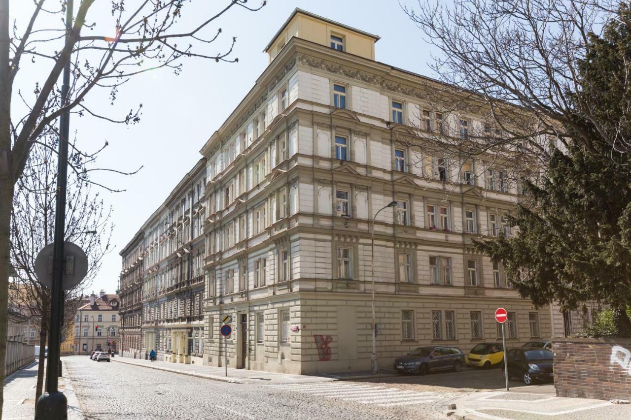 Jt's Benatska Str.