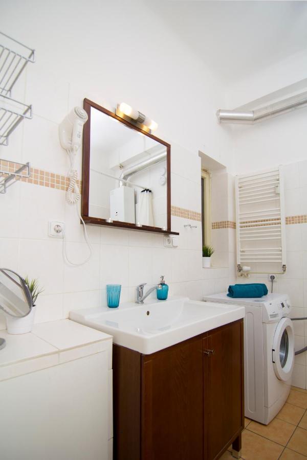 With 2 Bathrooms Apartment