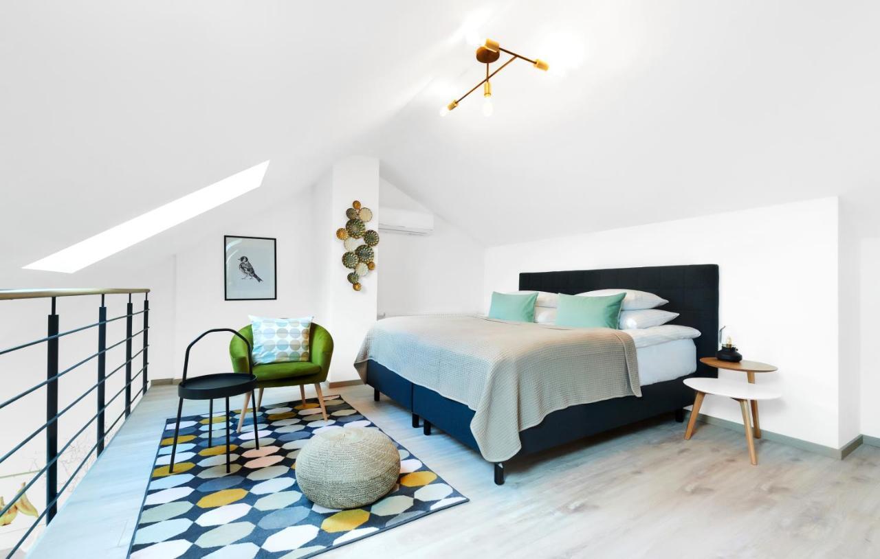 Apartment Honest Smichov *