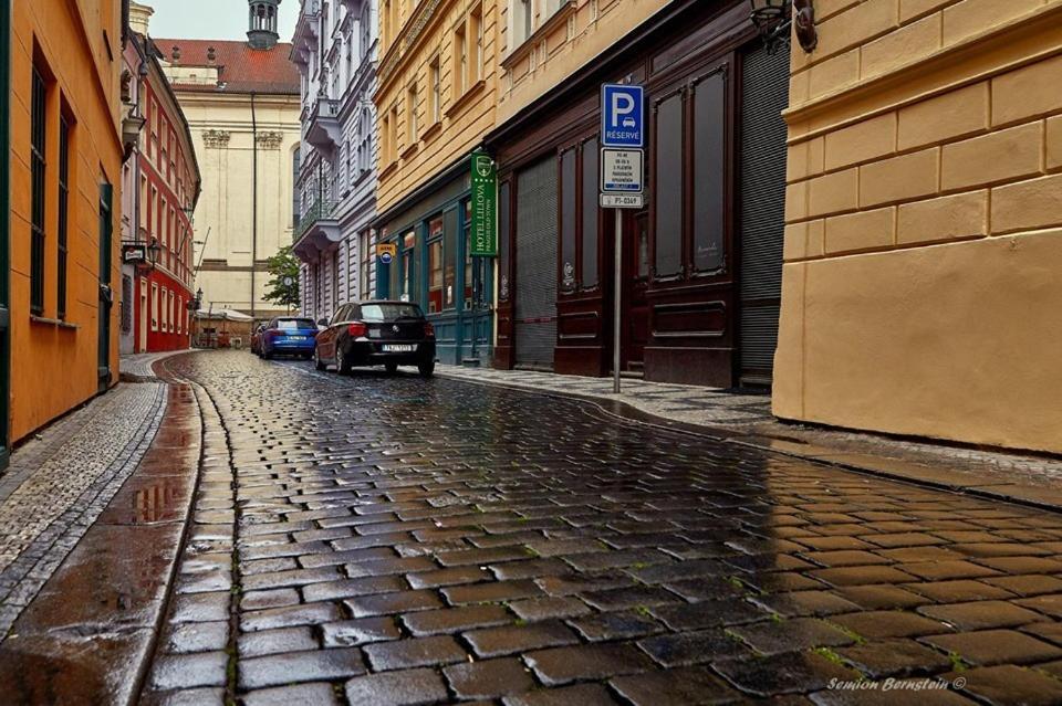 Near The Charles Bridge Apartment Prague