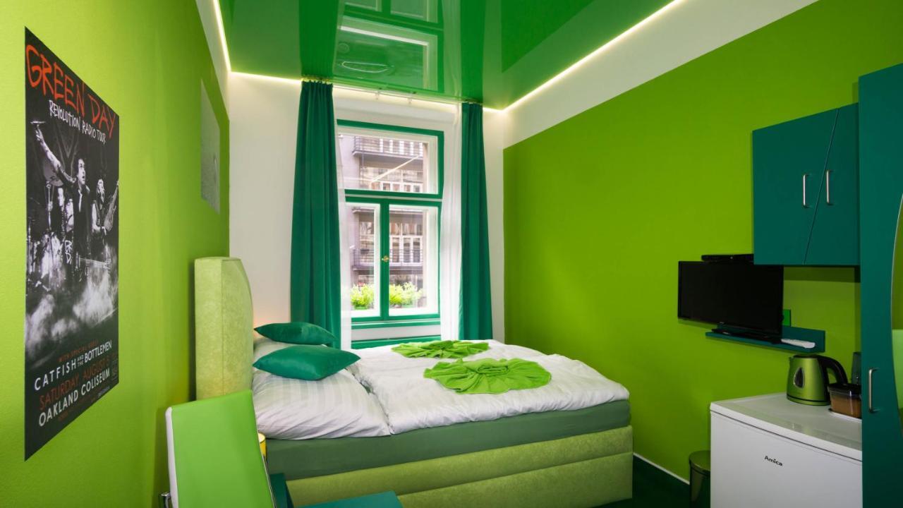 Colours - Your 7 Colour Experience In Centre Of Apartment *