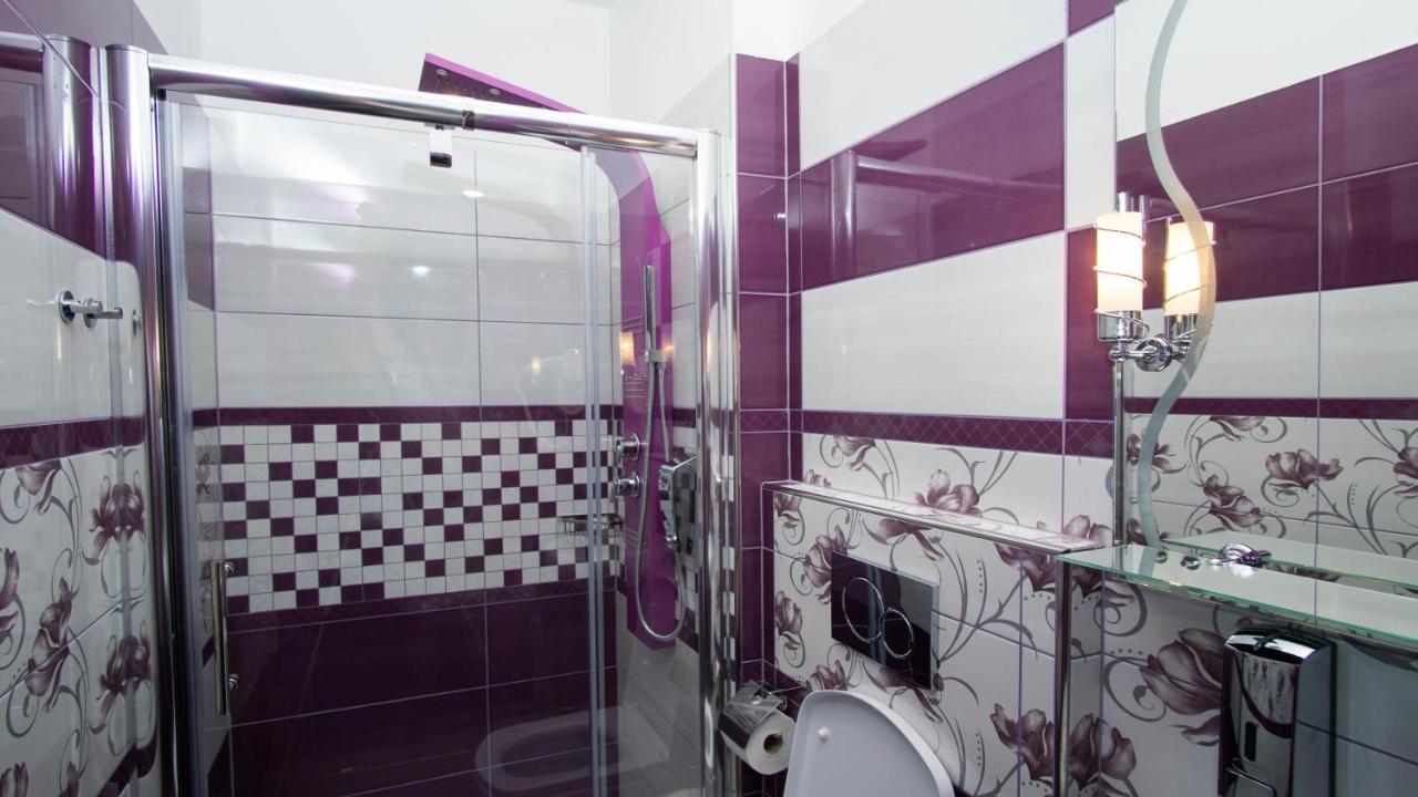 Colours - Your 7 Colour Experience In Centre Of Apartment