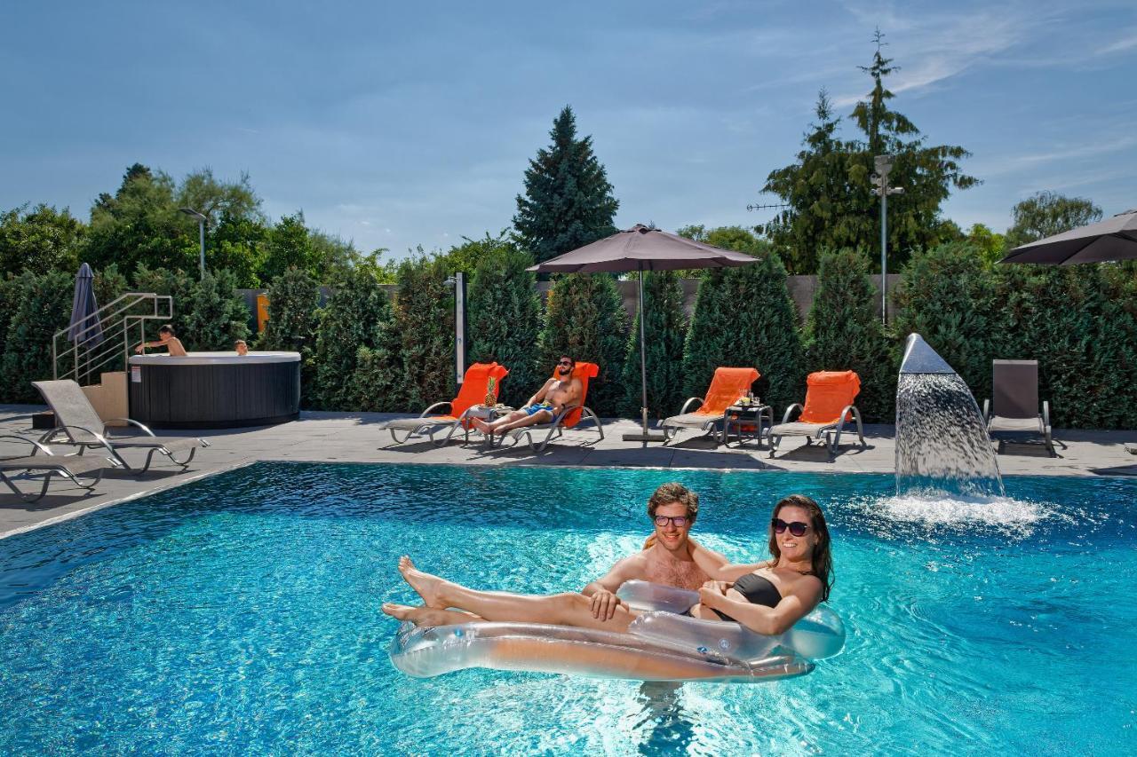 Aura Design & Garden Pool 3* Prague
