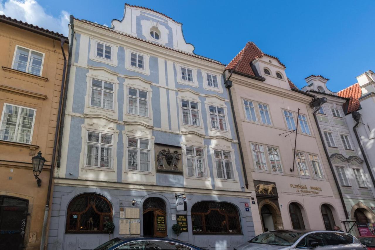 Husova 15 *