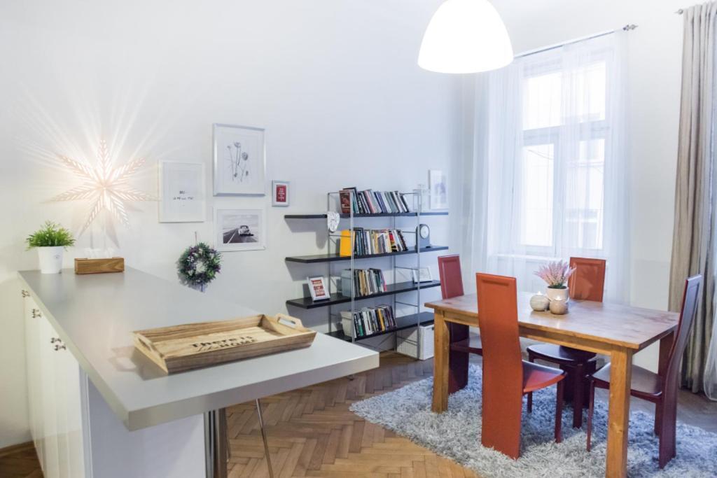 Jana Apartment *