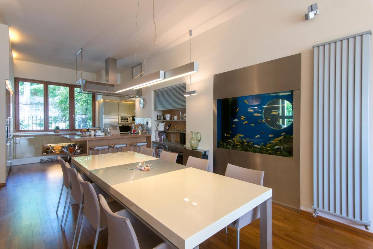 Huge Luxury Villa, 6 Beds And Baths, Terraces, Double Garage Villa Prague