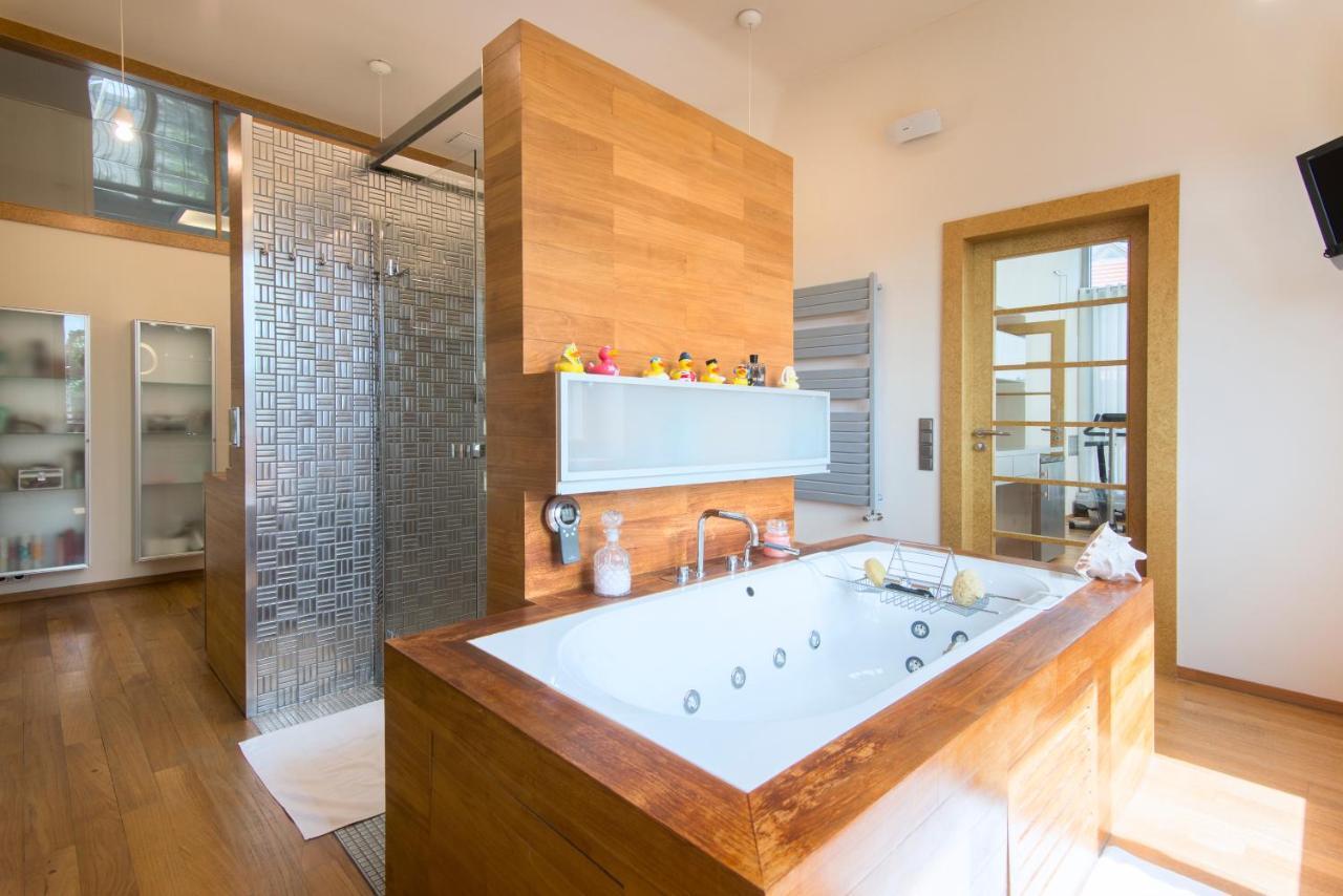 Villa Huge Luxury Villa, 6 Beds And Baths, Terraces, Double Garage Prague