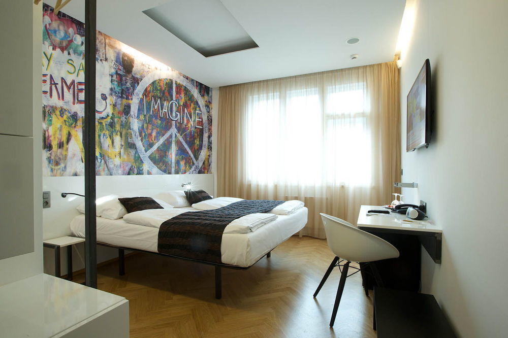 Otel Mosaic House Design