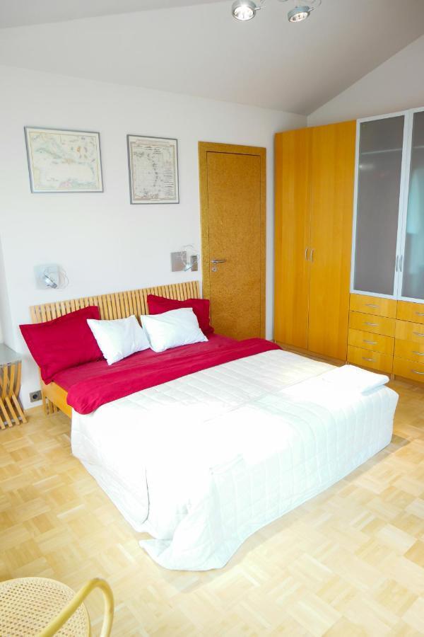 Huge Luxury Villa, 6 Beds And Baths, Terraces, Double Garage Prague