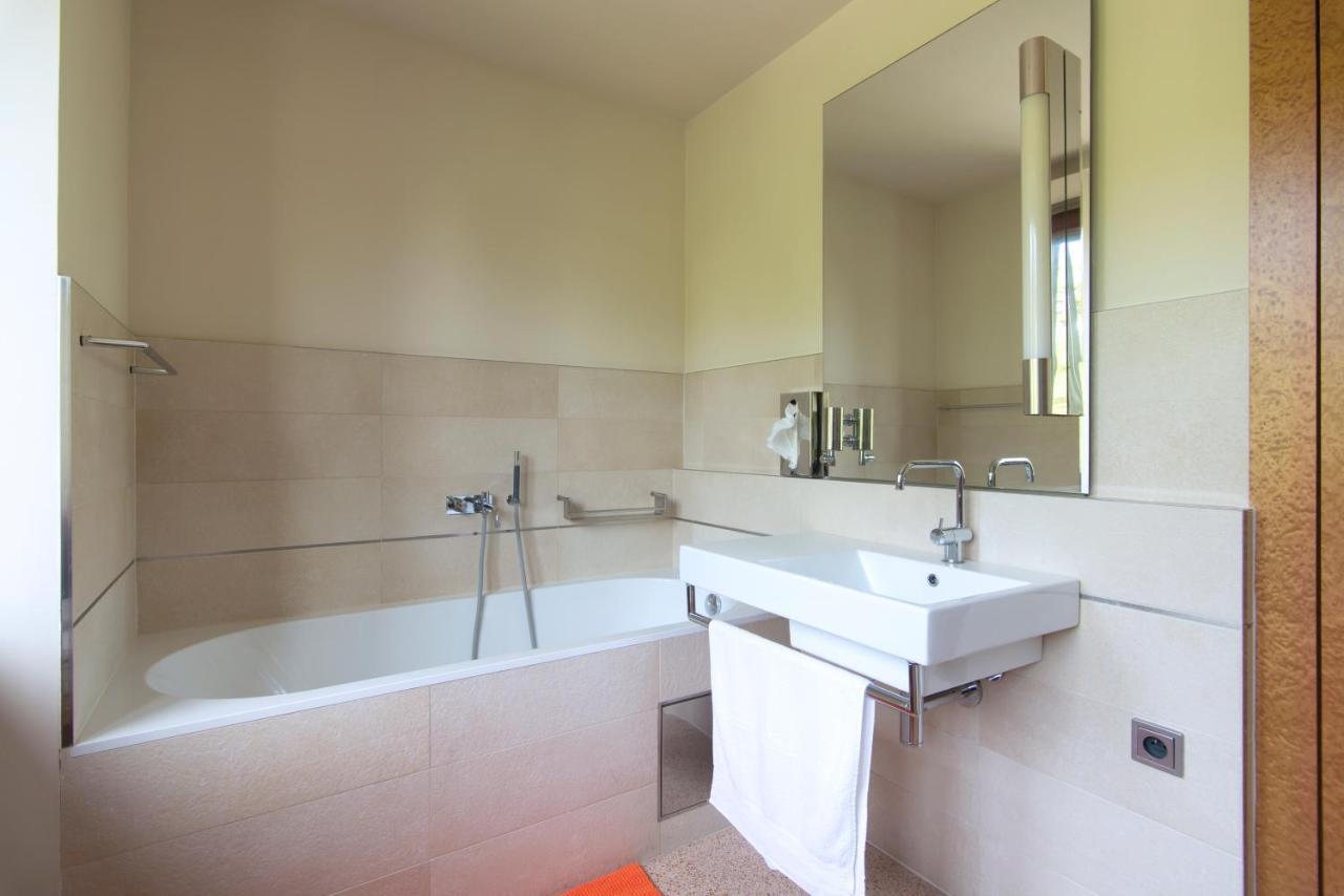 Villa Huge Luxury Villa, 6 Beds And Baths, Terraces, Double Garage