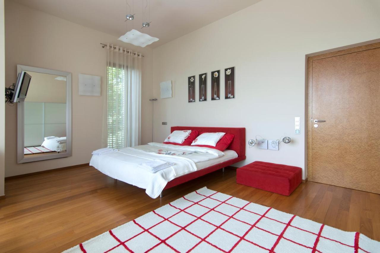Huge Luxury Villa, 6 Beds And Baths, Terraces, Double Garage Prague