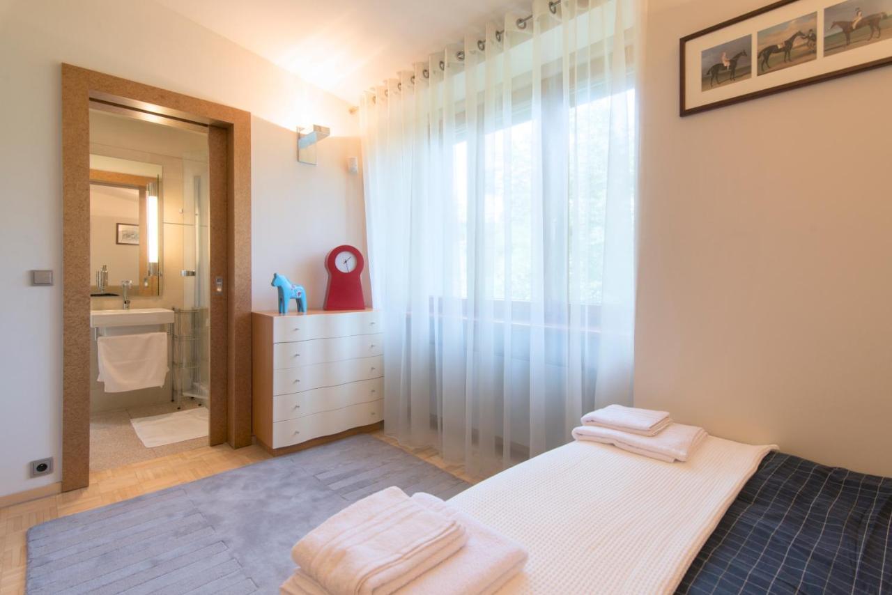 Villa Huge Luxury Villa, 6 Beds And Baths, Terraces, Double Garage Prague