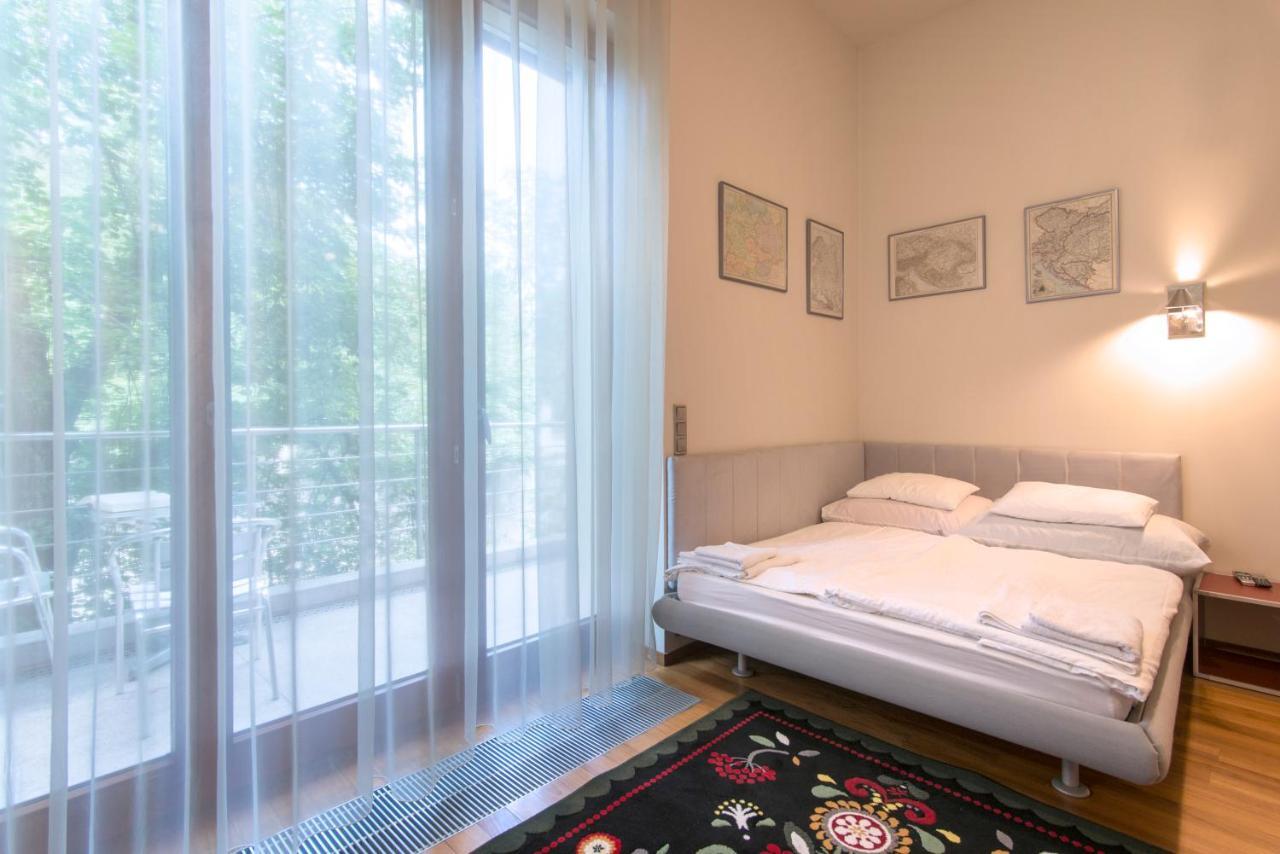 Huge Luxury Villa, 6 Beds And Baths, Terraces, Double Garage Prague