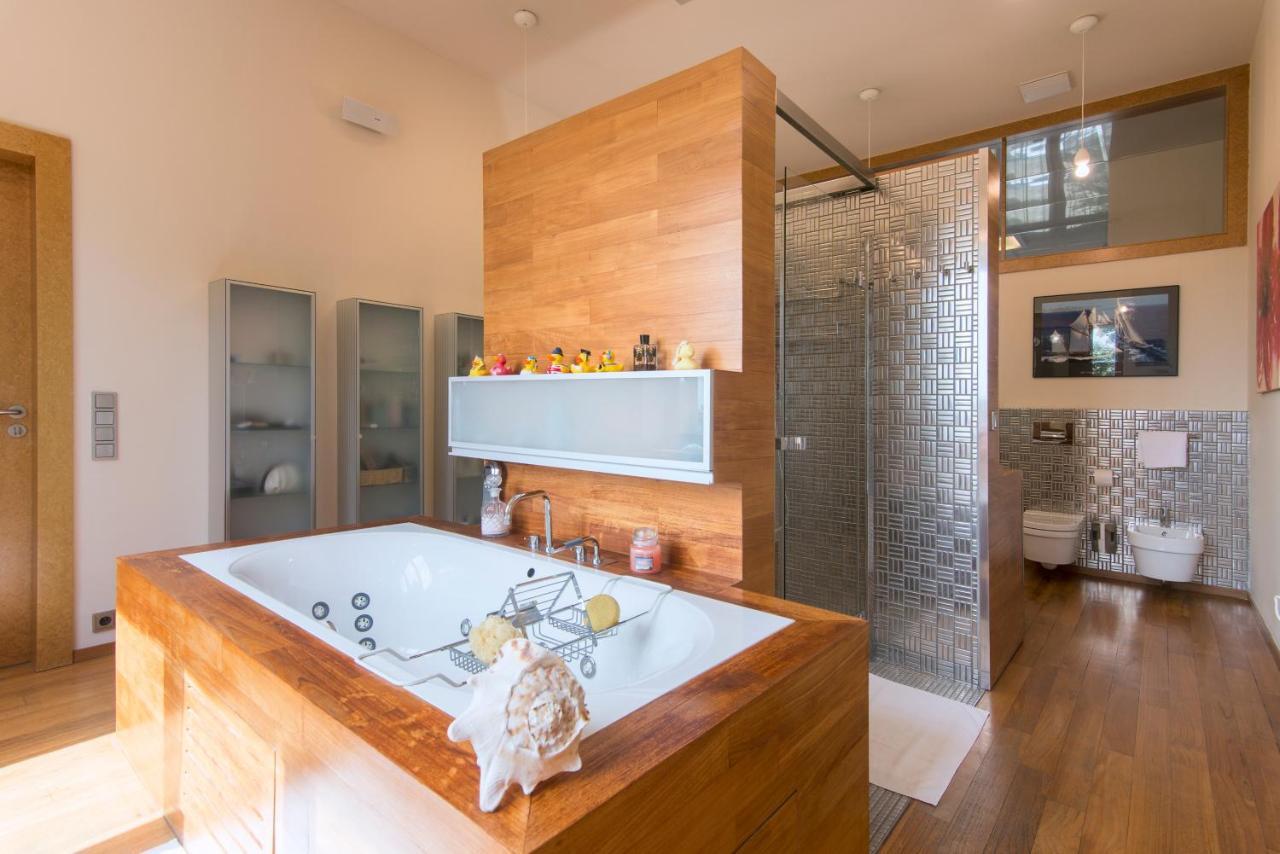Huge Luxury Villa, 6 Beds And Baths, Terraces, Double Garage *