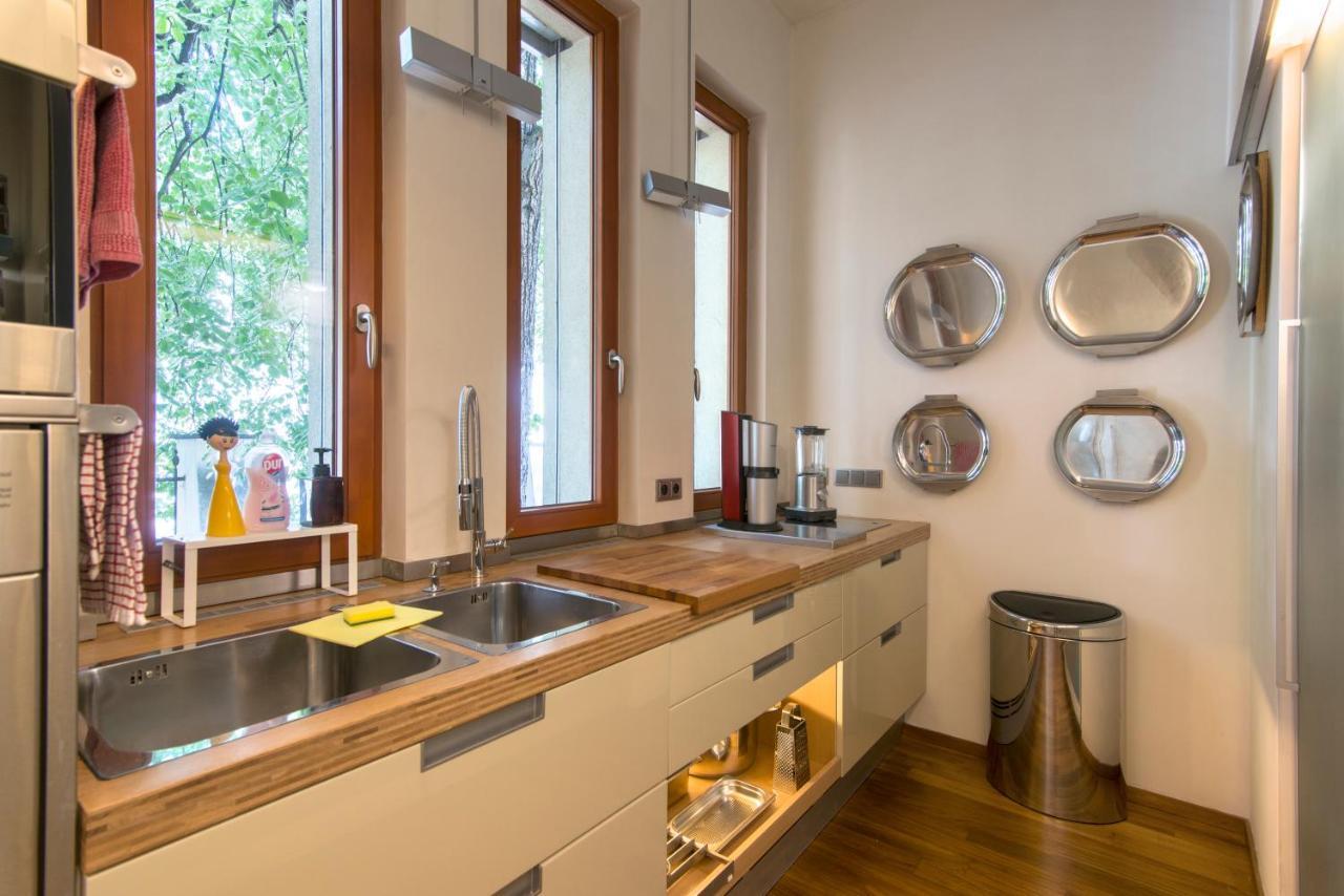 Villa Huge Luxury Villa, 6 Beds And Baths, Terraces, Double Garage