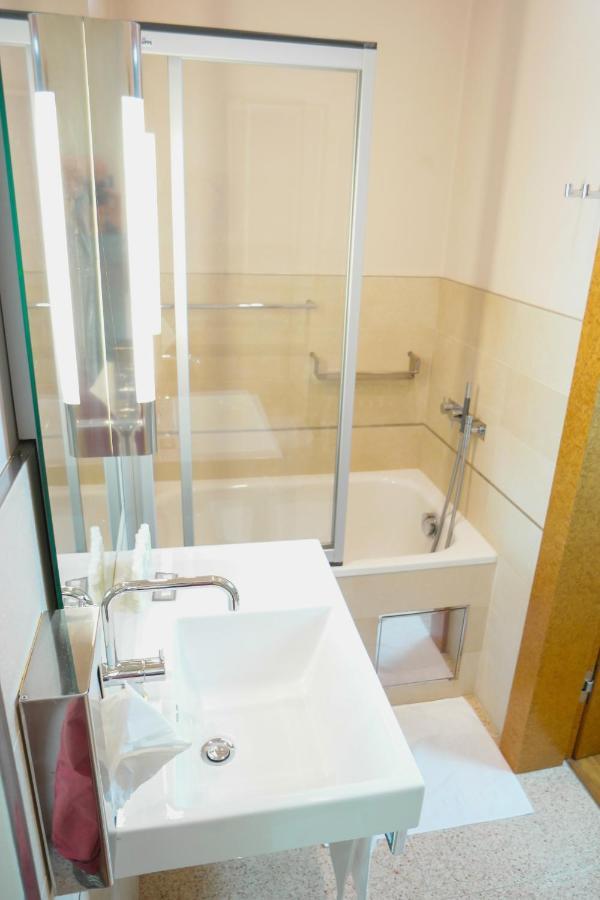 Villa Huge Luxury Villa, 6 Beds And Baths, Terraces, Double Garage *