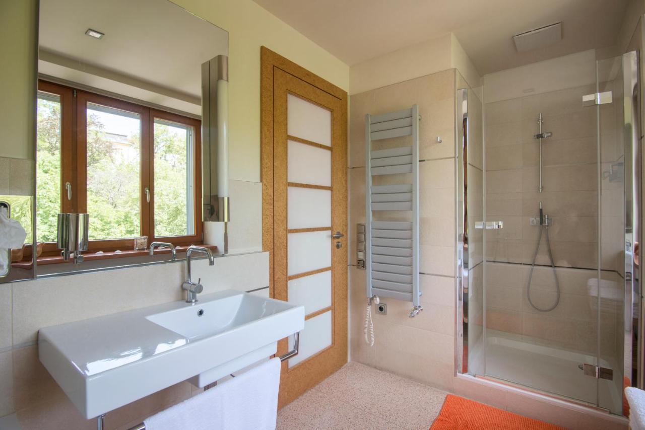 Huge Luxury Villa, 6 Beds And Baths, Terraces, Double Garage Villa