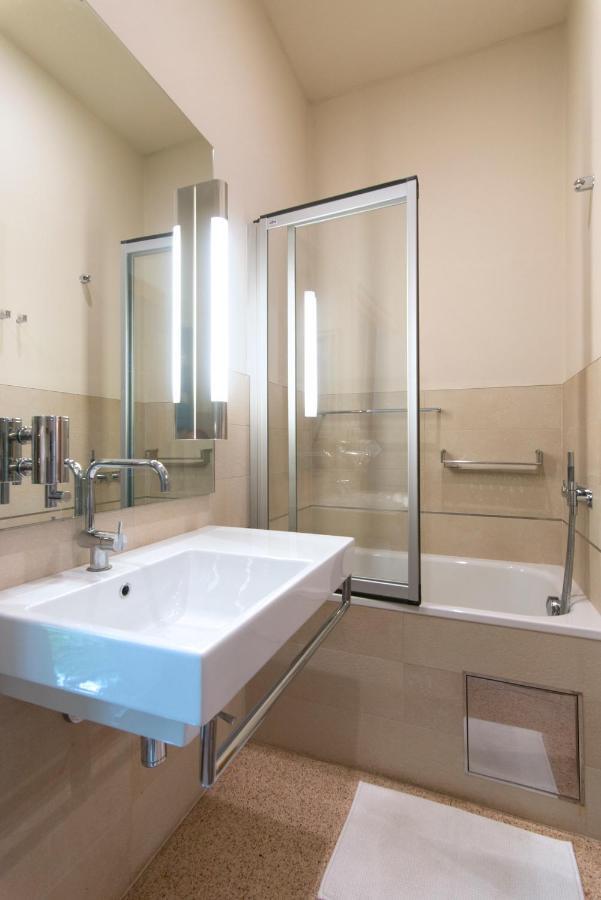 Villa Huge Luxury Villa, 6 Beds And Baths, Terraces, Double Garage Prague
