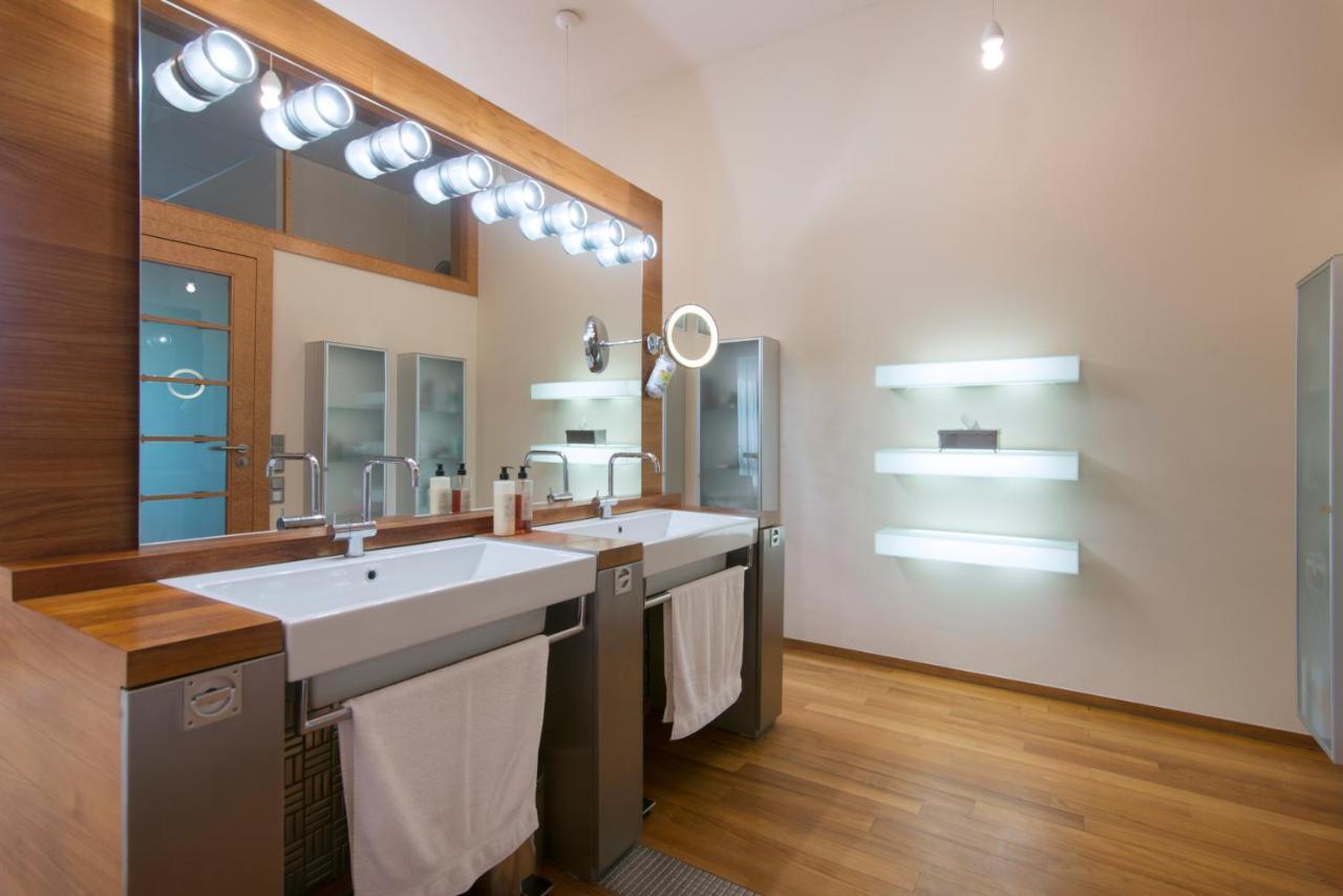 Huge Luxury Villa, 6 Beds And Baths, Terraces, Double Garage Villa Prague