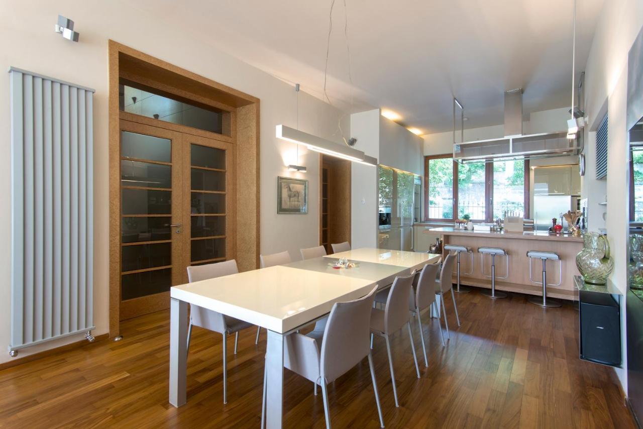 Huge Luxury Villa, 6 Beds And Baths, Terraces, Double Garage