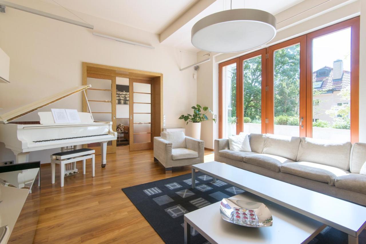 Huge Luxury Villa, 6 Beds And Baths, Terraces, Double Garage Villa Prague