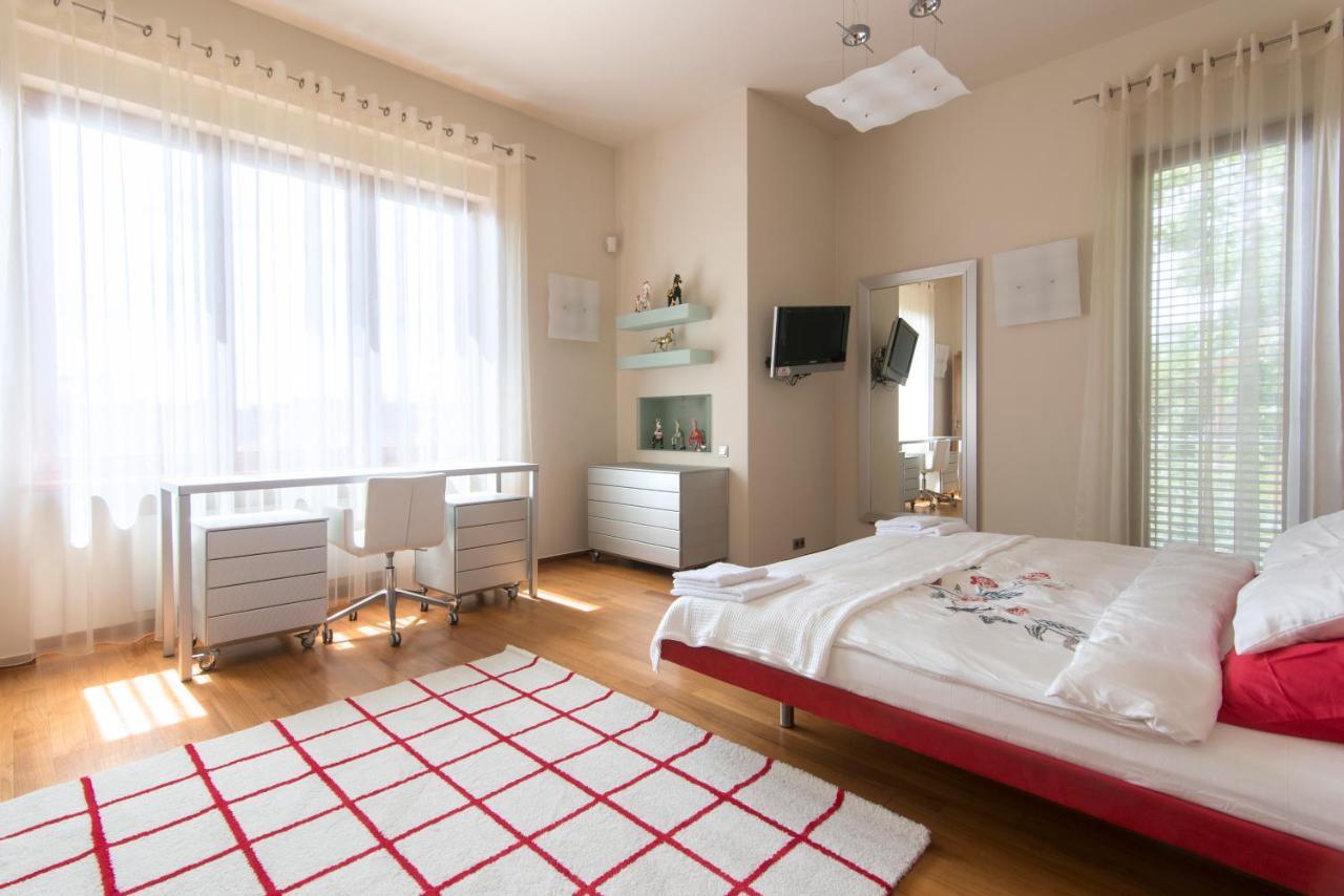 Huge Luxury Villa, 6 Beds And Baths, Terraces, Double Garage Prague