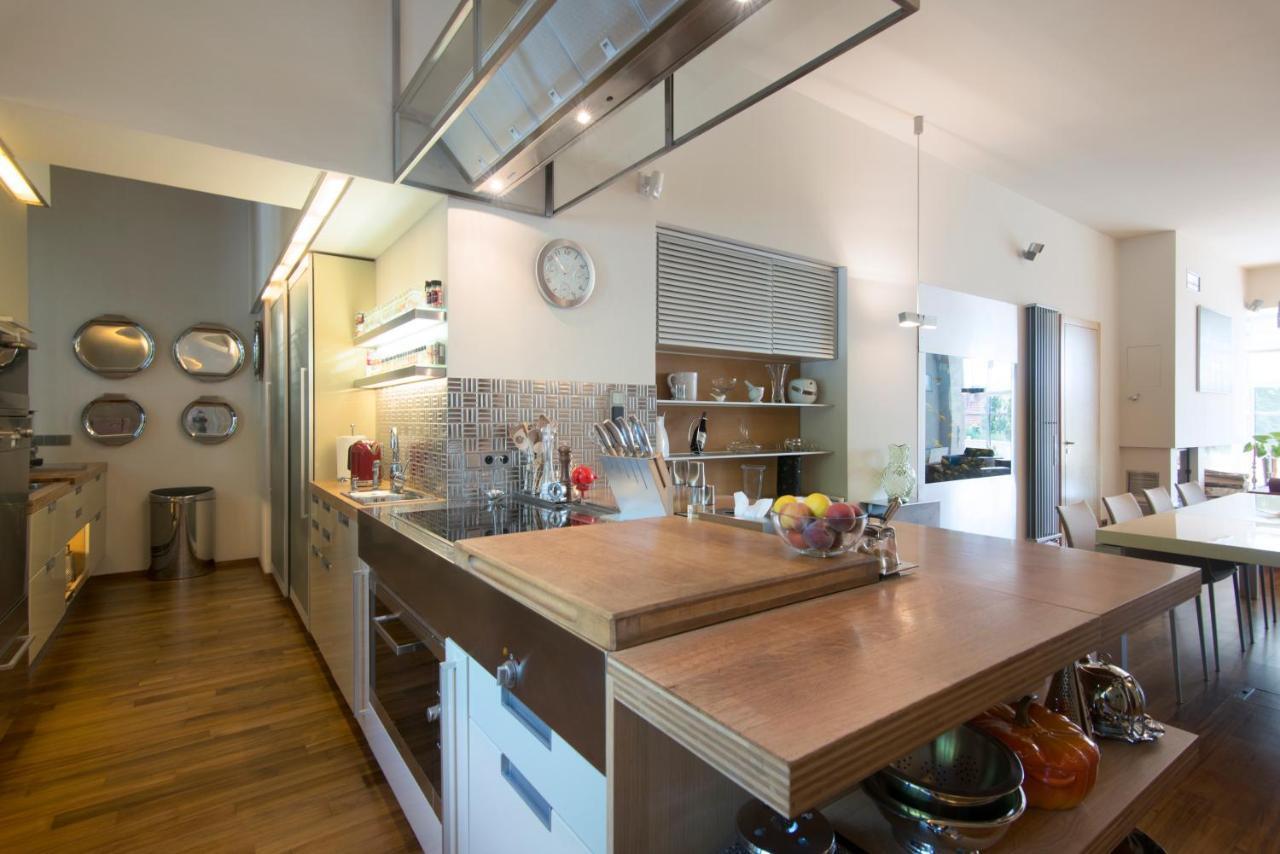 Huge Luxury Villa, 6 Beds And Baths, Terraces, Double Garage Villa *