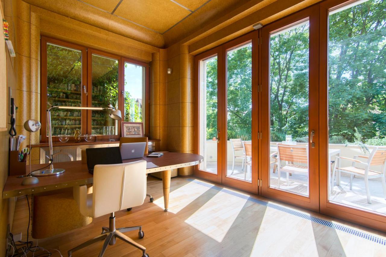 Villa Huge Luxury Villa, 6 Beds And Baths, Terraces, Double Garage Prague