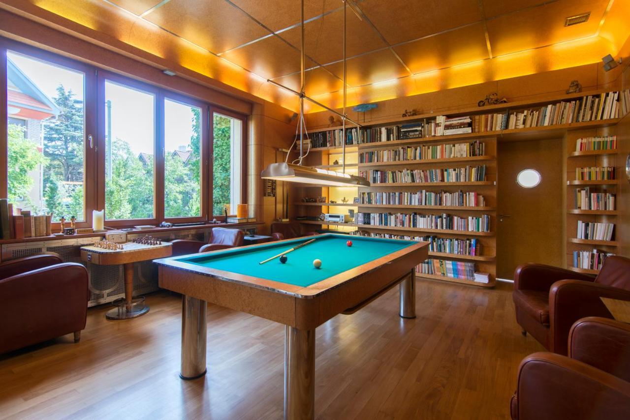 Huge Luxury Villa, 6 Beds And Baths, Terraces, Double Garage Villa