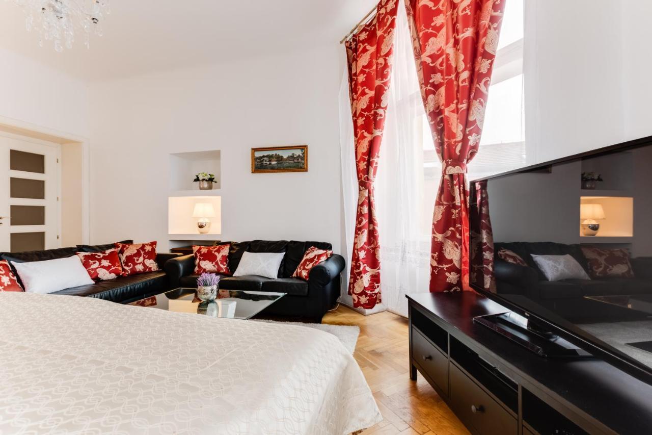 Old Town Square Royal Apartment *