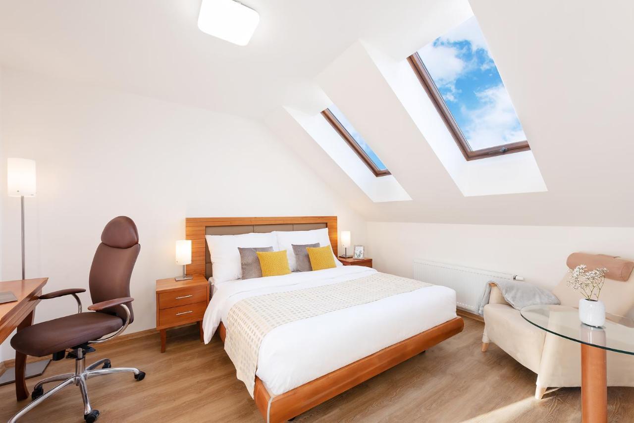 Roof Apartment *