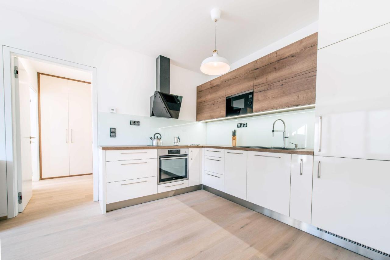 Quiet & New Near Center With Garage *