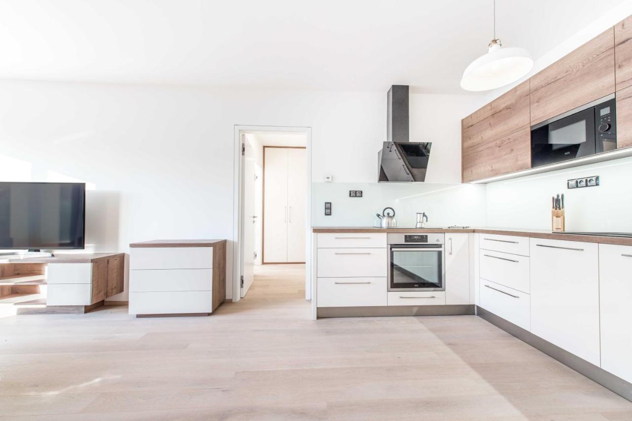 Quiet & New Near Center With Garage Prag