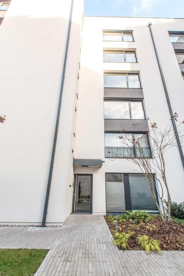 Quiet & New Near Center With Garage Prag