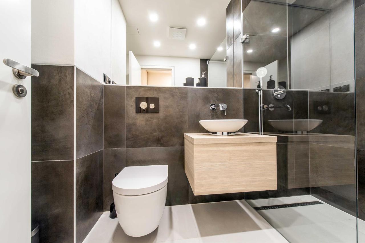 Quiet & New Near Center With Garage Apartment *