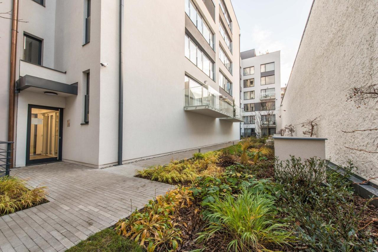 Quiet & New Near Center With Garage Apartment Prag