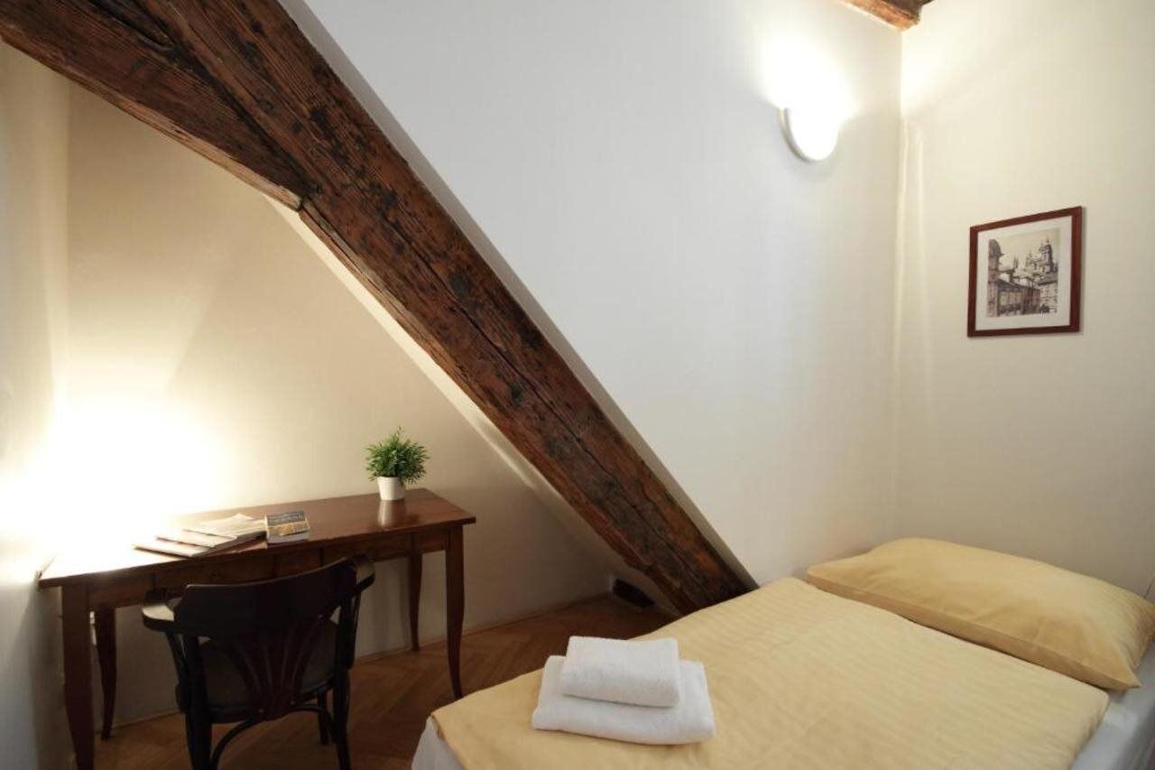 Old Town Apartment *