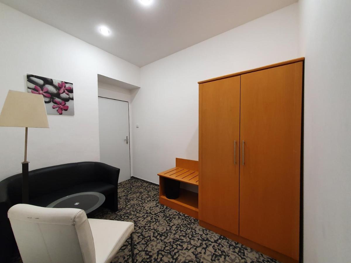Jana - Domov Mladeze 2* Prague