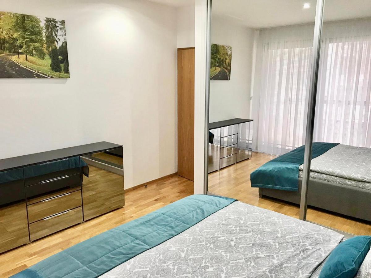 Korunni Dvur, 2 Free Parkings Prague