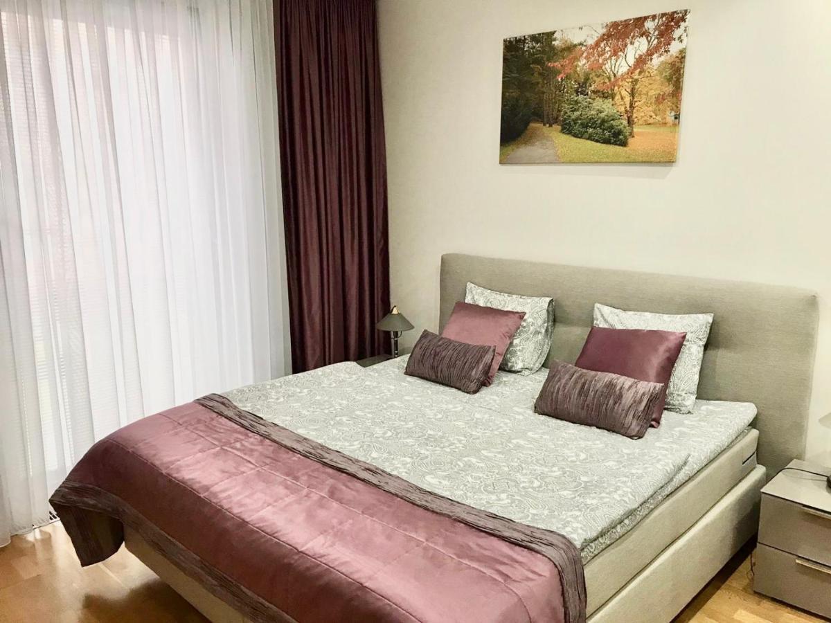 Korunni Dvur, 2 Free Parkings Prague