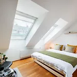 Apartment With Balcony And Parking Near The Prague Museum