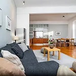 Elegant Old Town Apt With Balcony And Free Garage