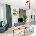 One Bedroom O2 Arena Dinopark Apartment
