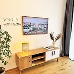 New Studio, King Bed, Free Parking, Terrace
