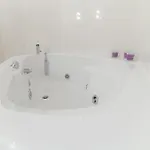 Snow White Loft With Jacuzzi