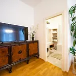 Luxurious Kafka Family Apt In Old Town