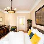 Luxurious Kafka Family Apt In Old Town