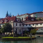Charming Apartment Close To Old Town&Metro
