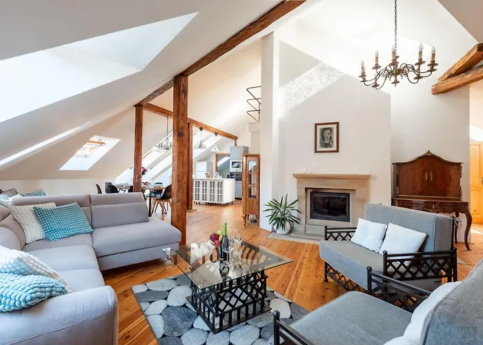 Stylish 2-Level Apartment Near The National Theatre